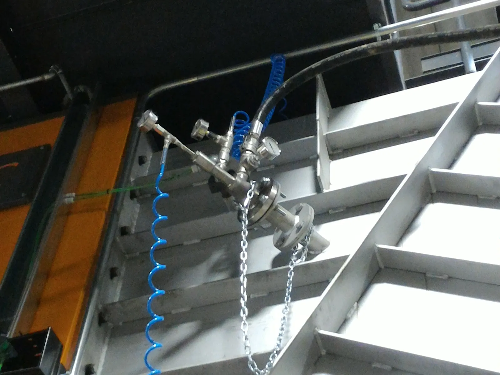 Lancia di iniezione SNCR installata sul condotto tra camera di combustione e caldaia, con linee di urea e aria – caldaia a biomassa da 6,5 MW, Cosio Valtellino