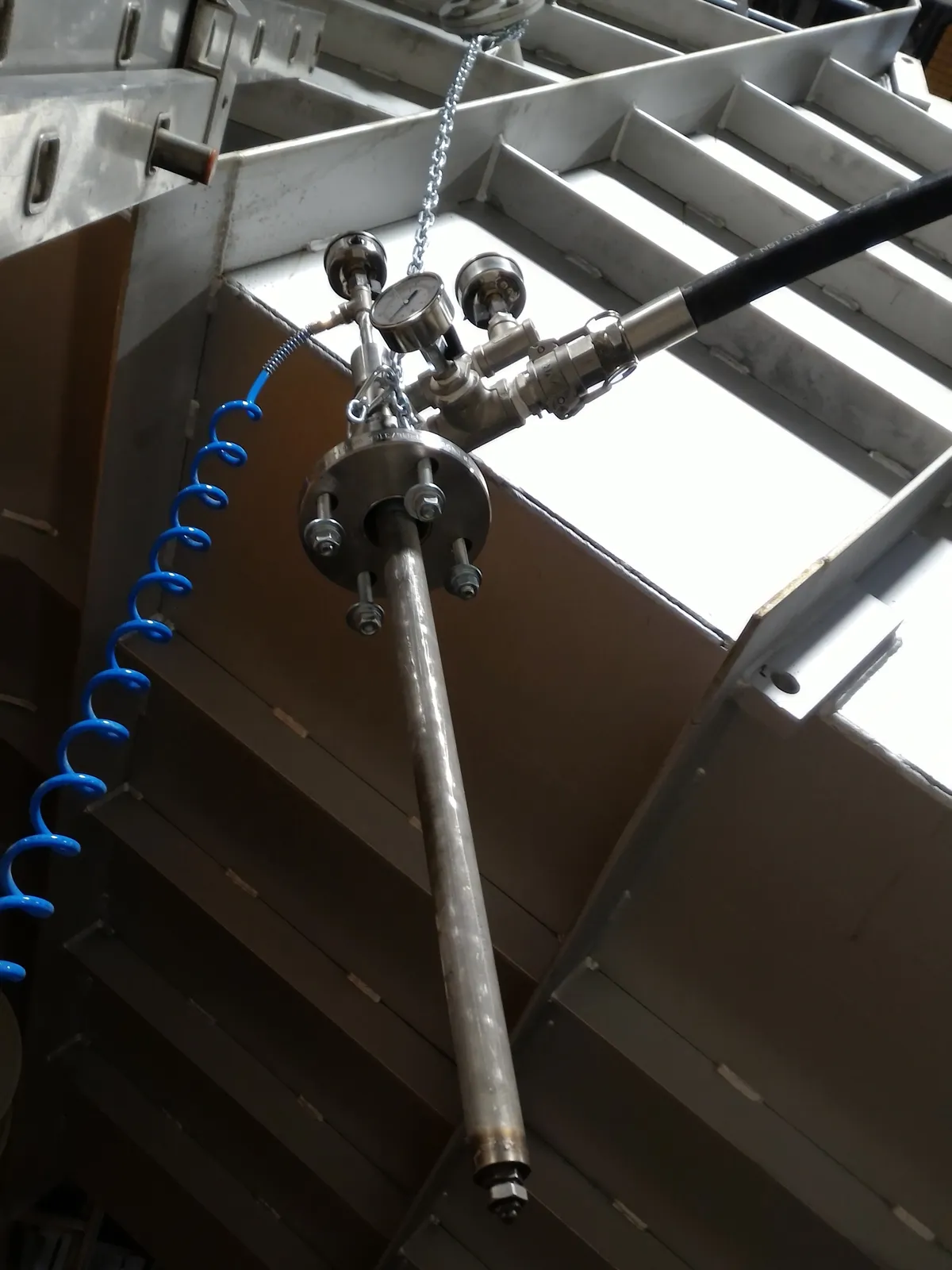 Lancia di iniezione SNCR sopra il condotto della caldaia, pronta per l’inserimento nel tubo guida – Cosio Valtellino