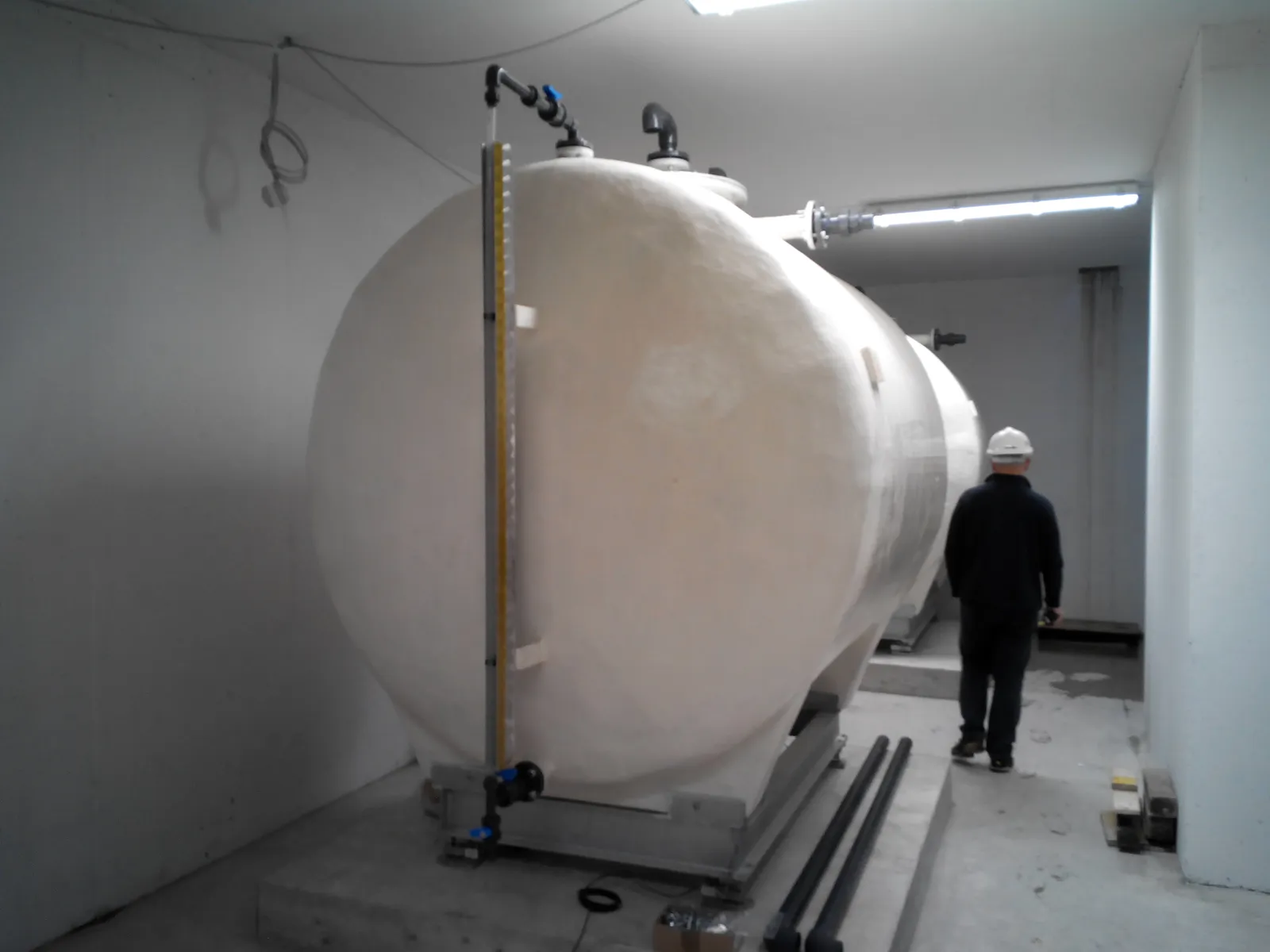 Serbatoi di acqua demineralizzata e soluzione di urea su celle di carico nel locale interrato – impianto SNCR, Cosio Valtellino