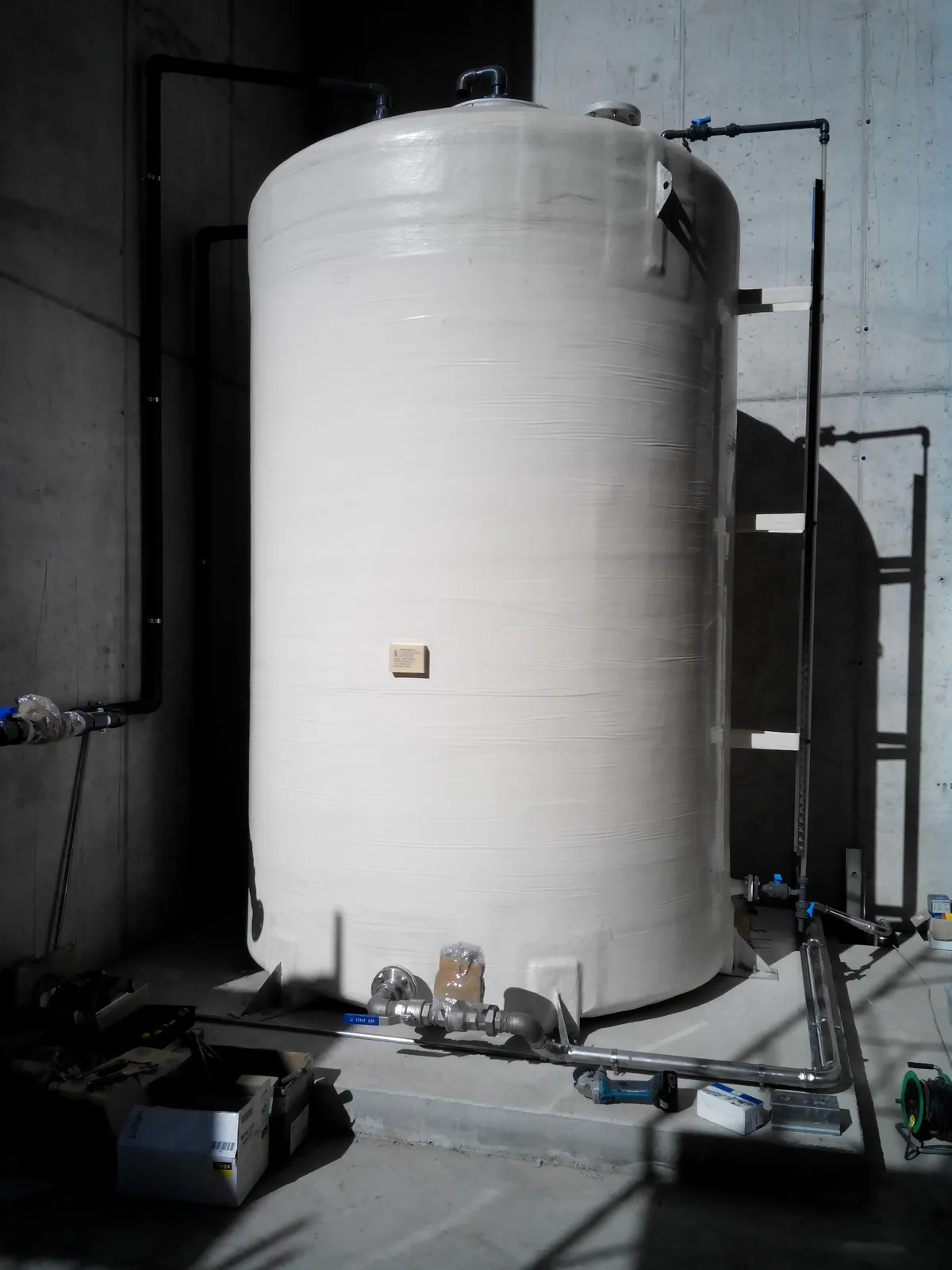 Serbatoio in vetroresina per lo stoccaggio dell’urea al 32,5% – impianto SNCR, Cosio Valtellino