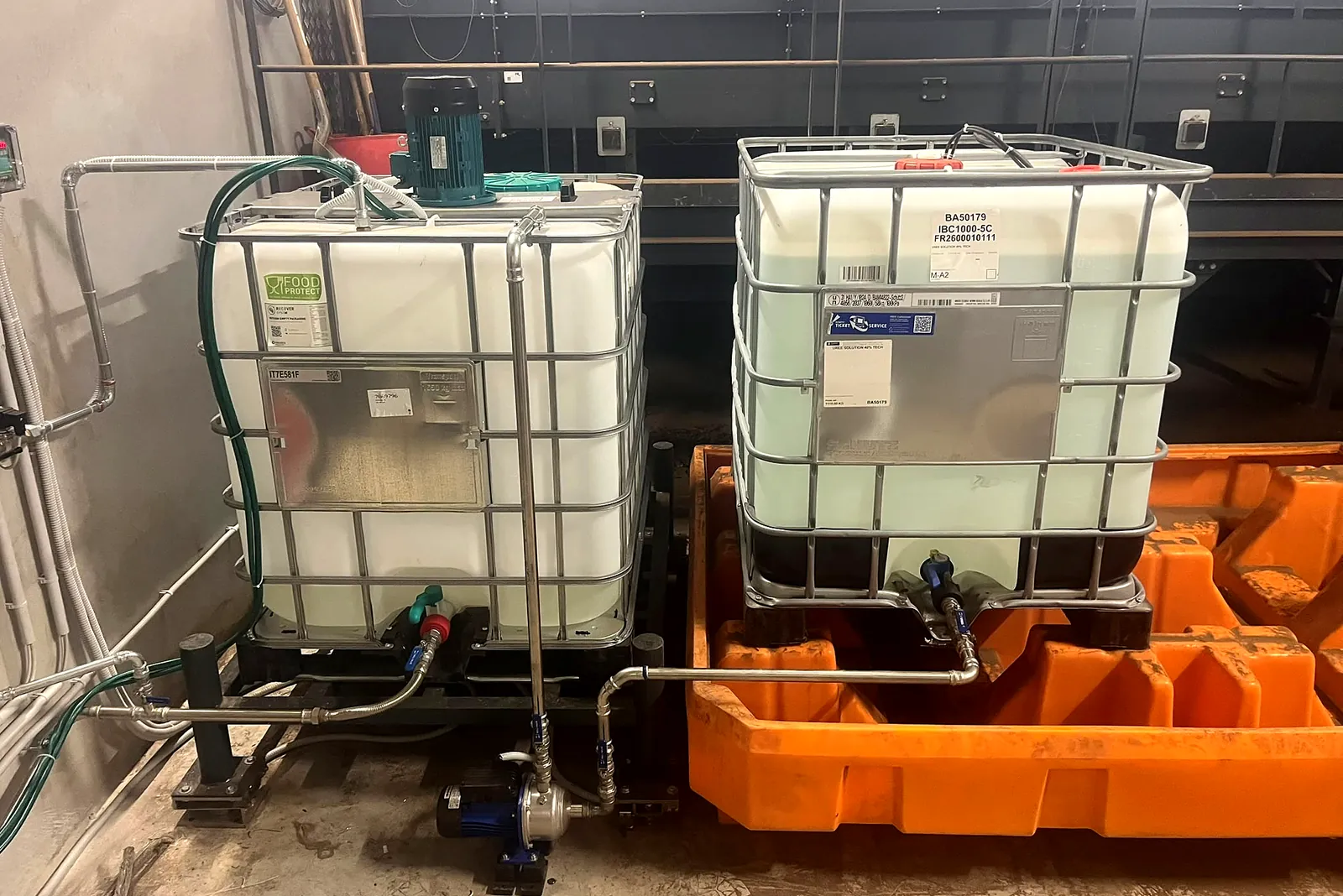Urea solution storage in IBCs with mixing unit, agitator and containment basin – SNCR system, France
