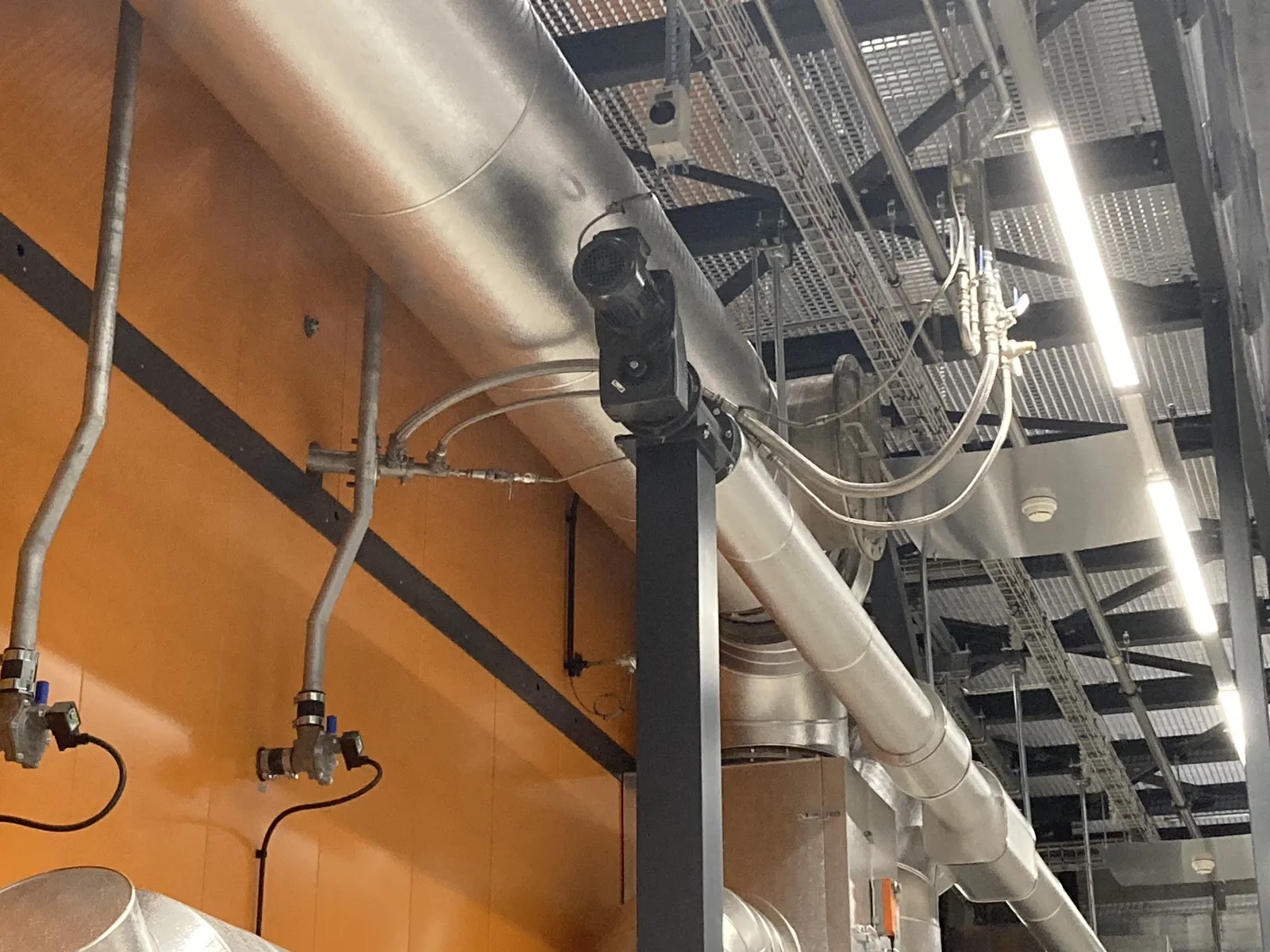 Lance di iniezione SNCR installate sulla caldaia a biomassa da 8 MW, con linee di urea e aria di atomizzazione – Svizzera