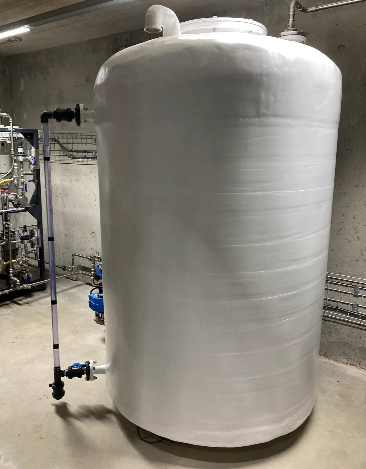 Serbatoio di stoccaggio della soluzione di urea per impianto DeNOx, con indicatore di livello