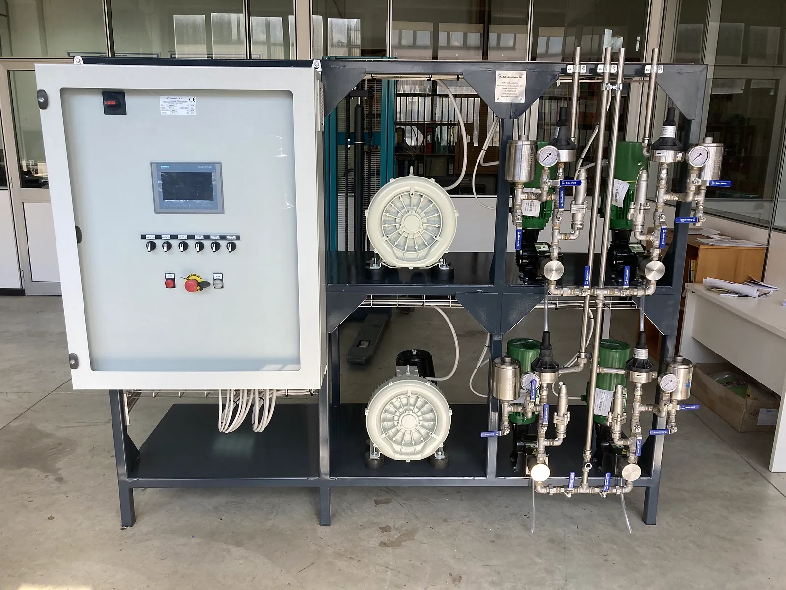 Skid di dosaggio SNCR con quadro PLC, pompe dosatrici e soffianti di raffreddamento lance